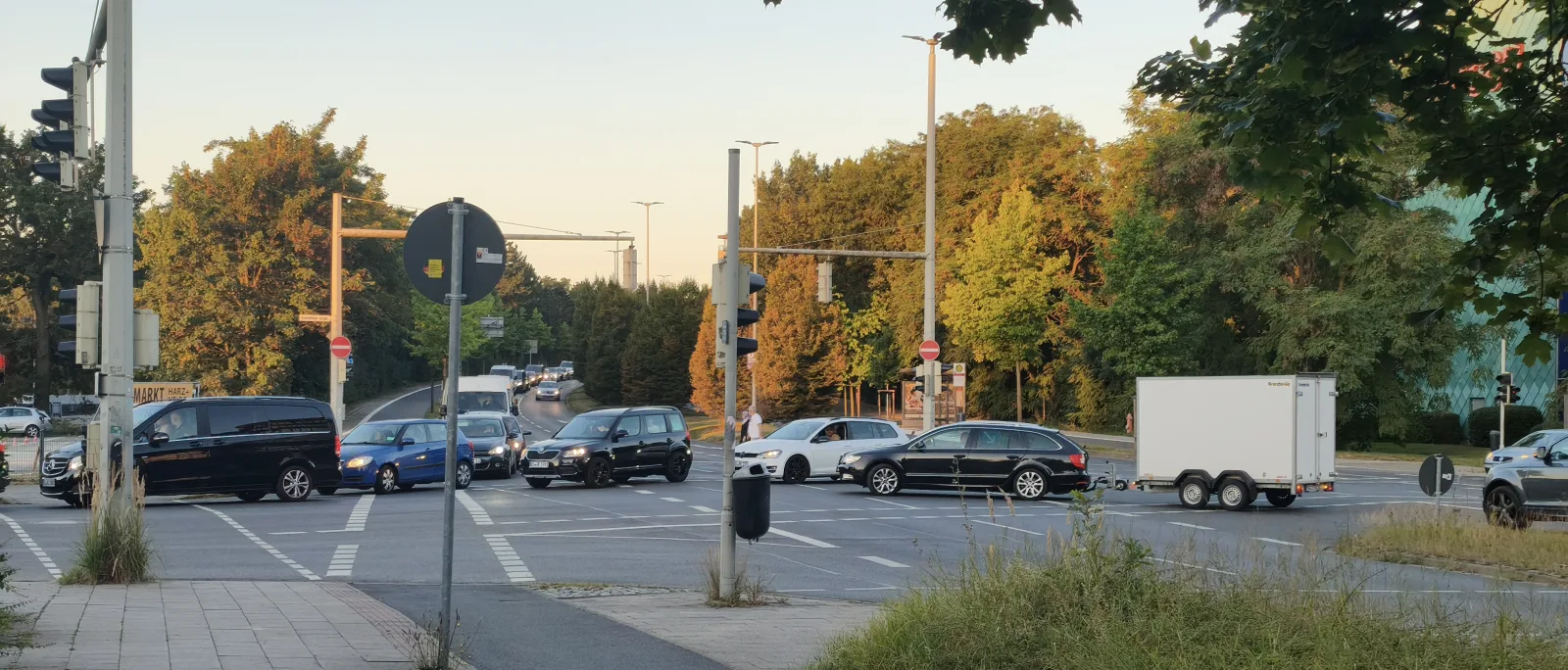 Wartende Fahrzeuge mit Anhänger an der Kreuzung vor dem Messegelände